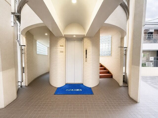 エントランスエレベータ:エレベータ完備で、毎日の移動も快適です。