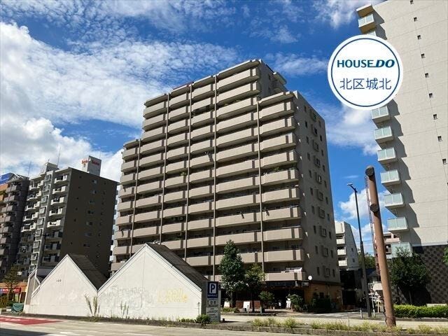 【外観】
13階建てマンションになります。
JR中央本線/大曽根駅まで徒歩約4分、名鉄瀬戸線/森下駅まで徒歩約8分、名古屋市営バス「西大曽根」停まで徒歩3分の立地です。
