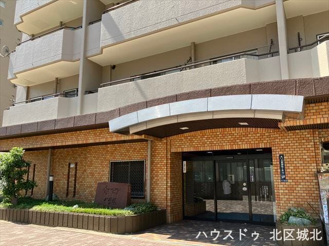 あたたかみのあるオレンジのレンガ調エントランスが魅力♪屋根付きだから雨の日も安心で、毎日の出入りが快適です!