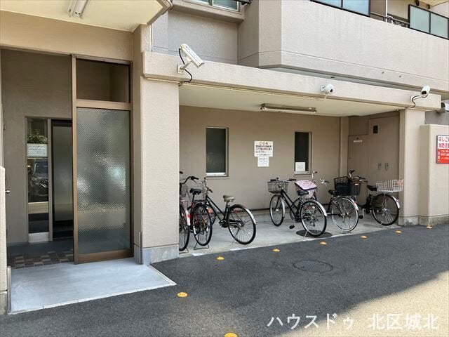 宅配ボックスが設置されています。留守がちなご家庭でもいつでも気兼ねなく荷物が受け取れます。