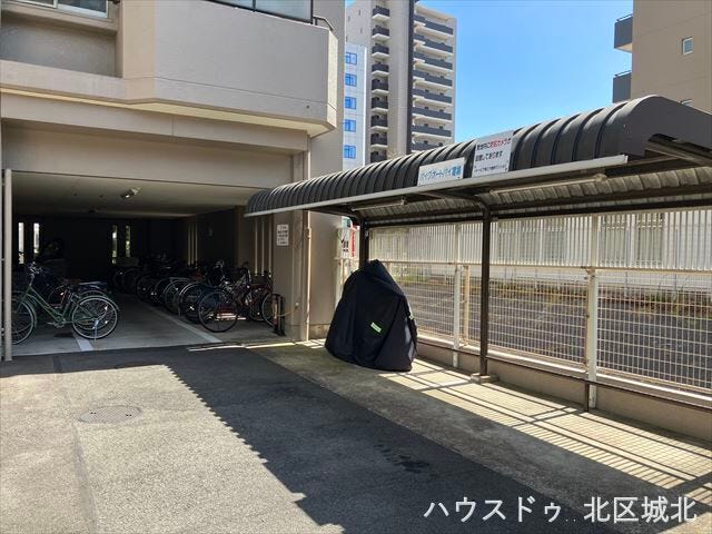 駐車場は平面ですので車の出し入れに時間もかかりません。