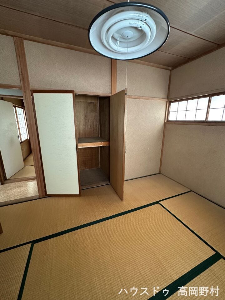 *2階和室 6帖*
落ち着いた雰囲気の2階6帖和室。収納スペースもあり、お部屋をすっきりと使えます。