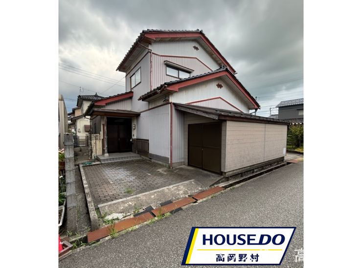 【外観】
*外観写真*
土地約70坪、ゆとりある5DKの中古住宅。現況を活かしながら、お好みに合わせたリフォームもご検討いただけます。
