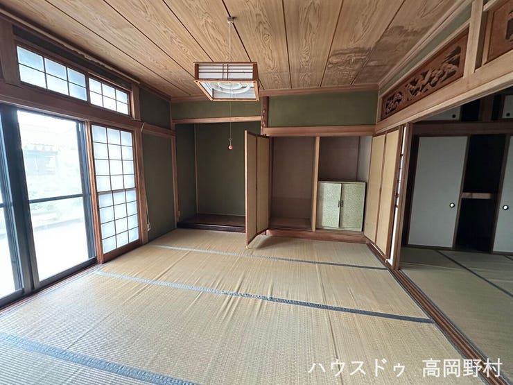 *1階和室 8帖*
ゆったり8帖の和室。押入れや仏間を備え、居間や客間など幅広く活用できます。