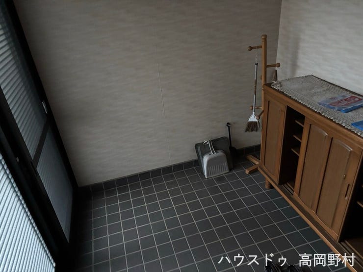 *玄関*
ゆったりとした玄関スペース。シューズボックスがあり、履物の収納にも便利です。
