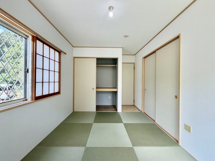 〈6.5帖〉
窓辺に広がる木々の緑に、心が癒やされます♪