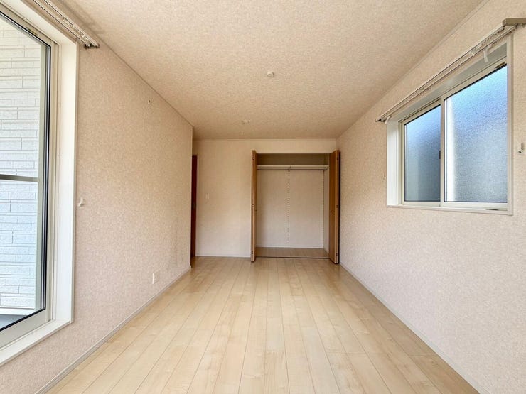 〈8.0帖〉
ハンガーパイプ付きの収納は、「たたまない収納」を実践し、効率よく衣類を収納することができます♪