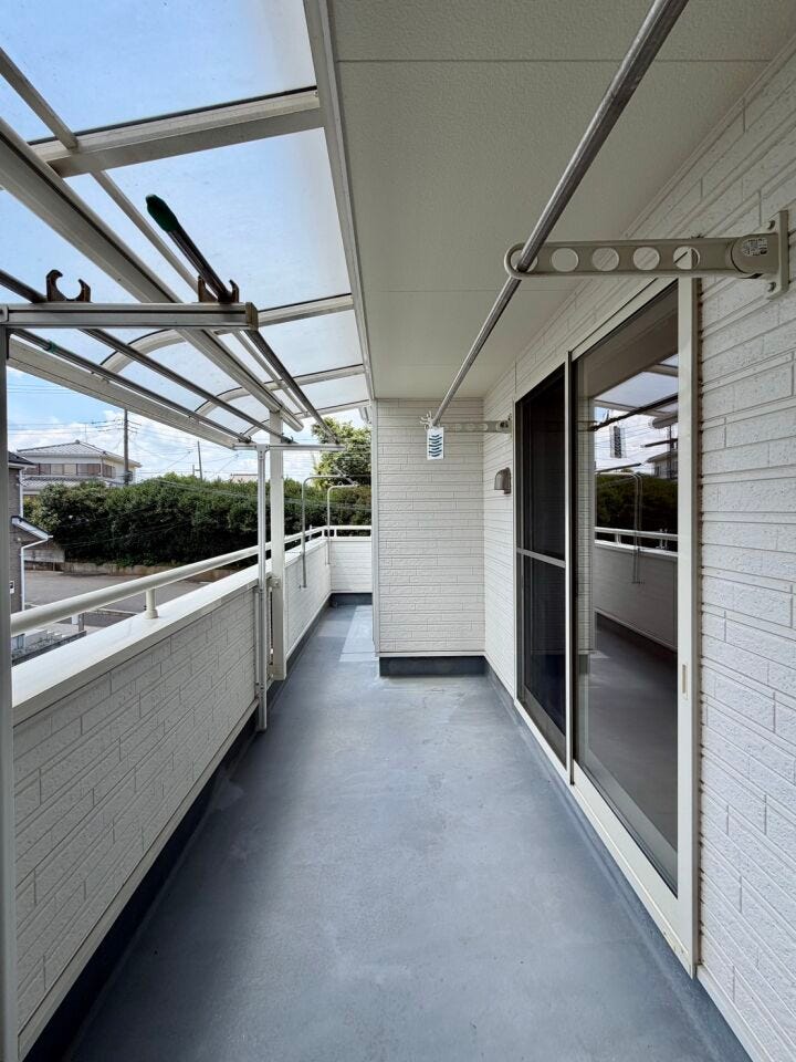 3WAYバルコニーは一部屋根付きなので、雲行きが怪しい日でも洗濯物を干すことができ便利です♪