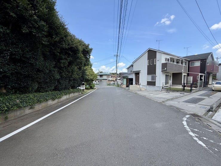前面道路は広々9mで駐車もラクラク♪車通りがあまりないのもうれしい♪