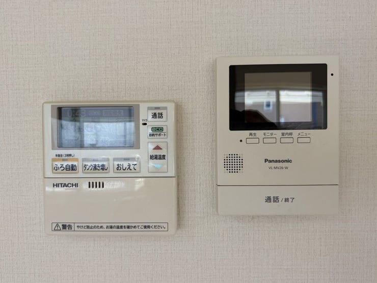 左:給湯設備
右:モニター付きインターホン