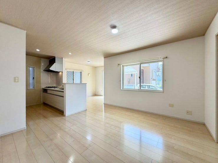 多くの窓を取り入れたデザインにより、やわらかな日差しが部屋の隅々にまで届きます♪
