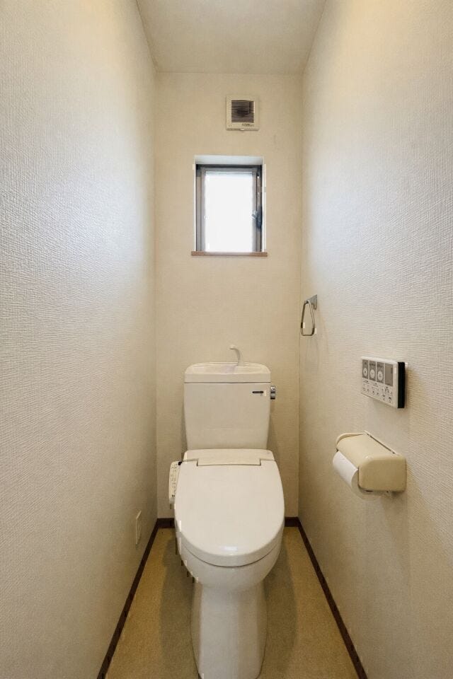 コンパクトながら窓付きで明るい空間。手洗い一体型で節水でき、使いやすさと清潔感を両立☆
※AIによる空室修正をしております。