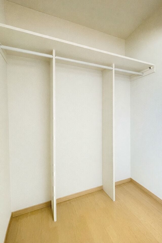 仕切り付きで分類しやすく、上段棚とハンガーパイプで“掛ける・置く”を両立できる収納スペース★
※AIによる空室修正をしております。