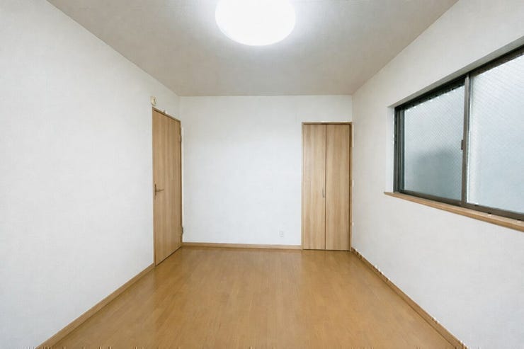 シンプルな内装で家具の配置がしやすい整った洋室☆
収納も備わっています♪
※AIによる空室修正をしております。