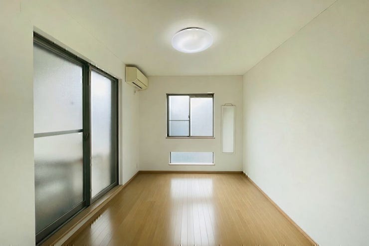 建具と床の色味が落ち着き、どんな家具とも合わせやすいシンプルな洋室☆
風通しも良好です♪
※AIによる空室修正をしております。