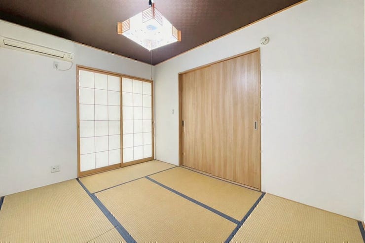 落ち着いた雰囲気の和室。畳の心地よさと障子の柔らかな光でくつろぎの時間を過ごせます♪
※AIによる空室修正をしております。