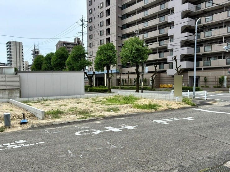 ◇外観写真◇
スーパーやドラッグストア、コンビニなど、毎日の生活に必要な施設が徒歩圏内に充実しています。周辺施設が充実しているかどうかも物件選びにおいては大切なポイントですね。
