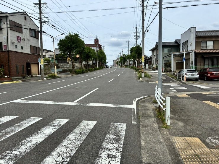 ◇前面道路◇
過ごす時間と共に刻々と表情を変えていく住まい、季節によってさまざまな表情を見せてくれるわが家は、時を重ね思いを紡ぐ場所です。ご家族の一家団欒を心ゆくまでお楽しみください。