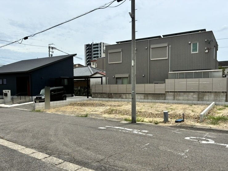 ◇外観写真◇
スーパーやドラッグストア、コンビニなど、毎日の生活に必要な施設が徒歩圏内に充実しています。周辺施設が充実しているかどうかも物件選びにおいては大切なポイントですね。