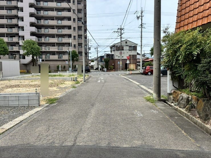 ◇前面道路◇
道路幅はゆとりある約6.0m。車2台が安心してすれ違うことのできる幅です。事故率や歩行者の安全性、騒音などを考えると程よい幅なのではないでしょうか。