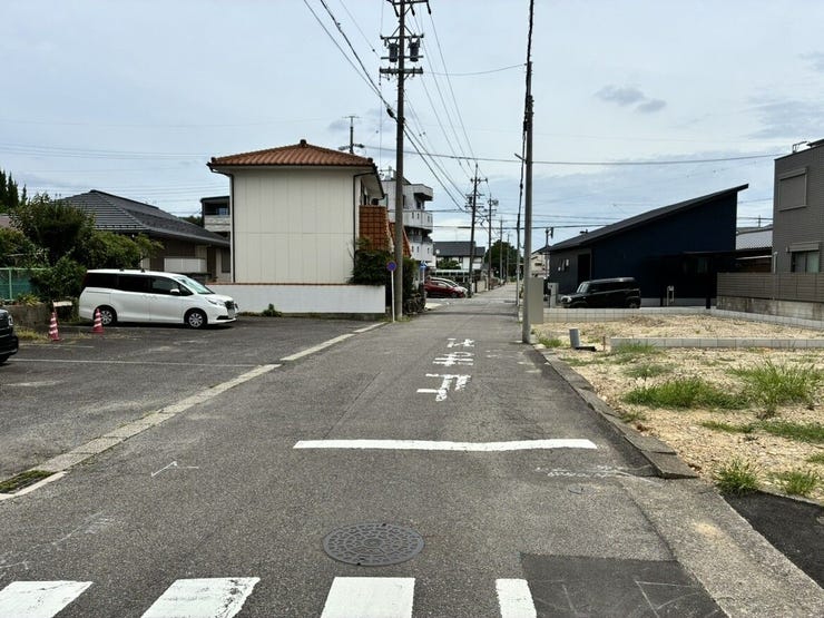 ◇前面道路◇
過ごす時間と共に刻々と表情を変えていく住まい、季節によってさまざまな表情を見せてくれるわが家は、時を重ね思いを紡ぐ場所です。ご家族の一家団欒を心ゆくまでお楽しみください。