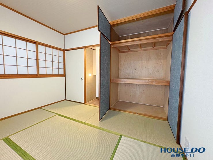 表替されたイグサの香りが心地よい5.2帖の和室です。大型の押し入れを備えており、布団や季節物の大きな荷物もゆとりを持ってすっきりと収納していただけます。