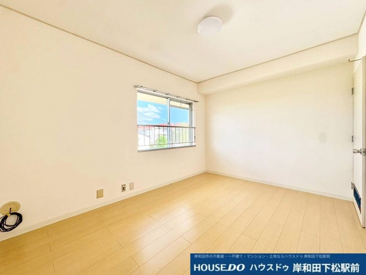 白を基調としたシンプルで明るい洋室です。窓からたっぷりの陽光が差し込み、心地よいプライベート空間を演出します。寝室や子供部屋など、自由な用途で快適にお使いいただけます!