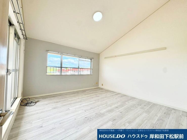 明るい光が差し込む、落ち着いた色合いのフローリングが魅力の洋室です。二面に窓がある開放的な空間で、心地よい風を感じながらゆったりとおくつろぎいただけます!