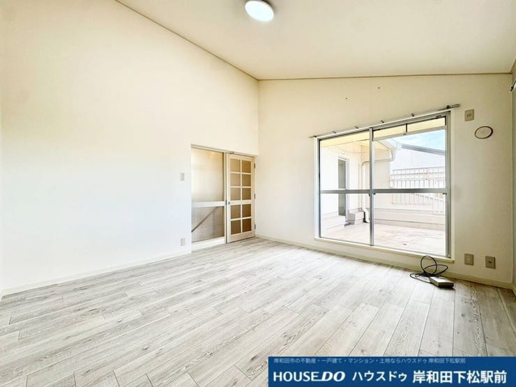 大きな窓からたっぷりの陽光が差し込む、明るく開放的な雰囲気の洋室です。白を基調としたすっきりとした空間で、寝室や子供部屋など自由な用途で快適にお使いいただけます!
