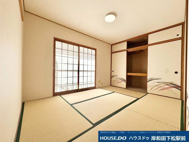 障子から柔らかな光が差し込む、心安らぐ和室です。収納力のある押入が備わり、客間や小さなお子様のお昼寝スペースなど、多目的に心地よくお使いいただけます!