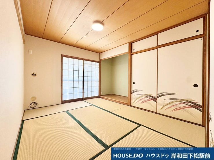 木の温もりを感じる天井と畳が調和した、心落ち着く和室です。障子から柔らかな光が差し込み、客間やゆったりくつろぐリラックススペースとして快適にお使いいただけます!