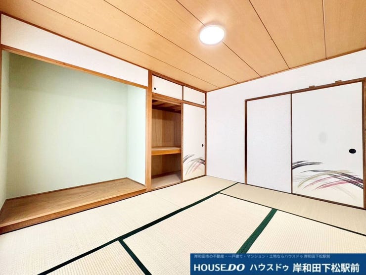 床の間や押入をしつらえた、趣のある和室です。畳の香りに包まれる落ち着いた空間で、客間としてはもちろん、日々の疲れを癒すくつろぎの場所としても最適です!
