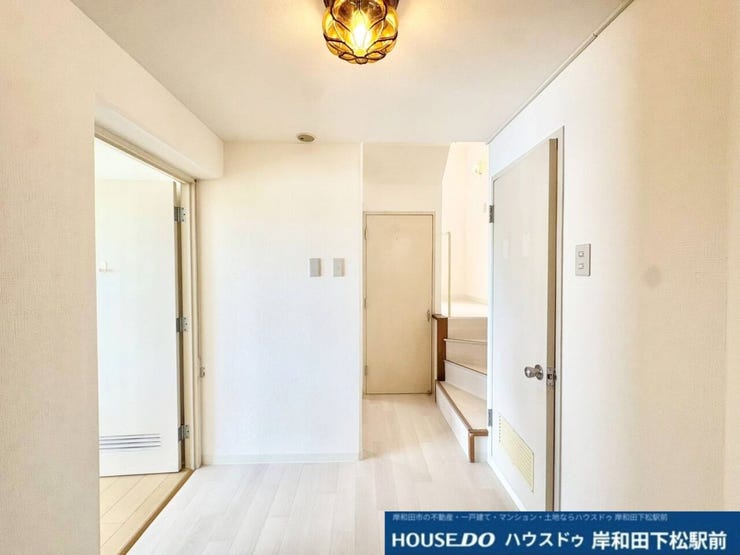 白を基調としたすっきりと明るい廊下です。各居室や水回りへスムーズに移動できる動線が確保されており、毎日のお家の中の移動が快適に行える機能的な空間です!