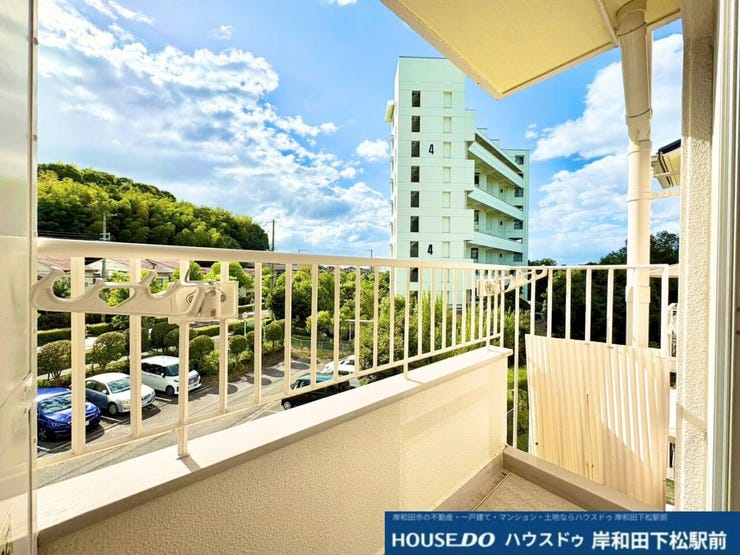 青空と緑が広がる爽やかな眺望が魅力的なバルコニーです。陽当り・通風ともに良好で、お洗濯物も気持ちよく乾きます。日々の生活に心地よい開放感をもたらしてくれます!