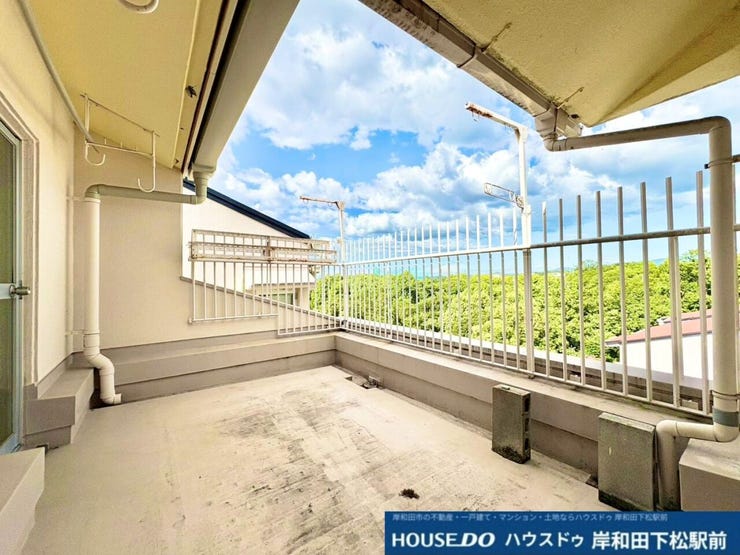 青空が広がり、緑豊かな景色を望む開放感あふれるバルコニーです。陽当り・通風ともに良好で、お洗濯物干しはもちろん、ゆったりとリフレッシュできる心地よい空間です!