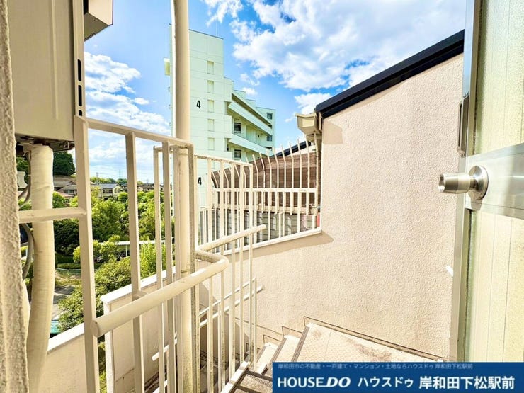 青空が広がり、たっぷりの陽光と心地よい風が通り抜けるバルコニーです。見晴らしも良く、お洗濯物干しはもちろん、リフレッシュできる心地よいプライベート空間です!