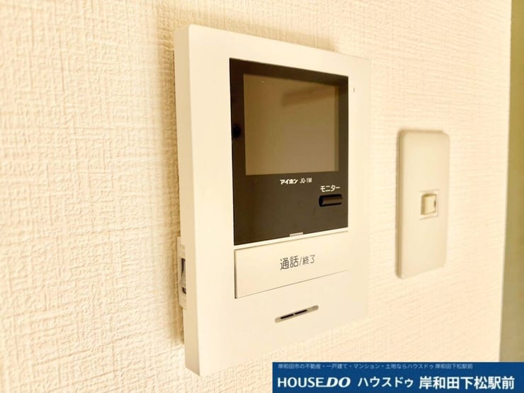 来訪者を映像と音声でしっかりと確認できる、安心のモニター付きインターホンです。お留守番の際や不意の来客時でも相手の顔が見えるため、防犯面でも心強い設備です!
