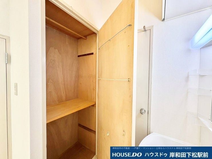 棚板やハンガーパイプが備わり、衣類や小物をすっきりと整理整頓できる使い勝手の良い収納スペースです。お部屋を広くすっきりと保つための頼もしい設備です!