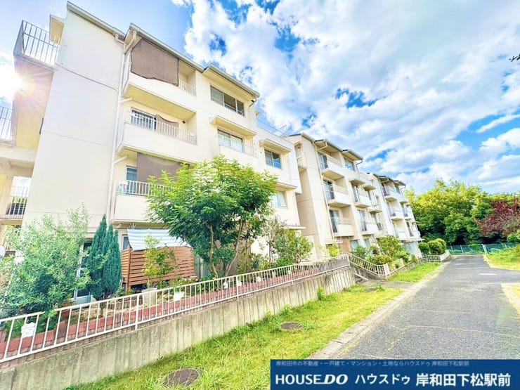 青空が広がり、緑豊かな植栽に囲まれた爽やかな外観です。たっぷりの陽光に包まれた穏やかな低層の佇まいで、毎日心地よくお過ごしいただける住環境が広がっています!