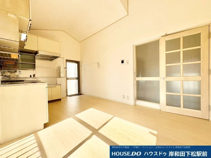 大きな窓からたっぷりの陽光が差し込む、明るく開放的なリビングダイニングです。使い勝手の良いシステムキッチンが備わっており、家族の顔を見ながら楽しくお料理ができます!