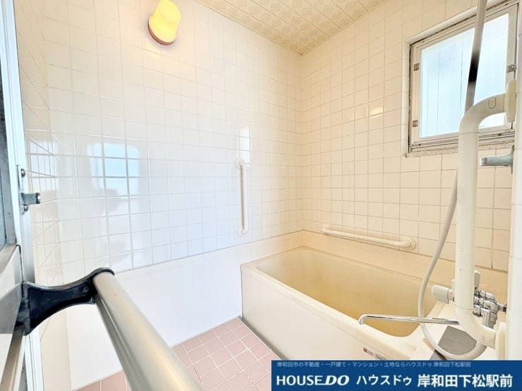 白を基調とした清潔感あふれる明るい浴室です。足を伸ばしてゆったりと浸かれる浴槽があり、日々の疲れをしっかりと癒すことができます。換気ができる窓も付いています!