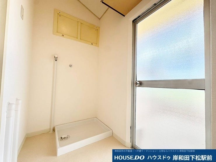 室内洗濯機置場を備えた清潔感のある洗面所です。窓からたっぷりの陽光が差し込む明るい空間となっており、毎日の家事や洗濯も心地よくスムーズに行うことができます!