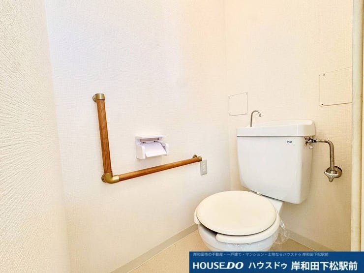 白を基調としたすっきりと清潔感のあるトイレです。手すりが設置されているため立ち座りの動作がしやすく、安全性に配慮された安心してご利用いただける空間です!