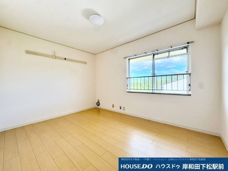 白を基調としたシンプルで使い勝手の良い洋室です。窓からたっぷりの陽光と心地よい景色が広がり、寝室や子供部屋などプライベートな空間を快適にお過ごしいただけます!