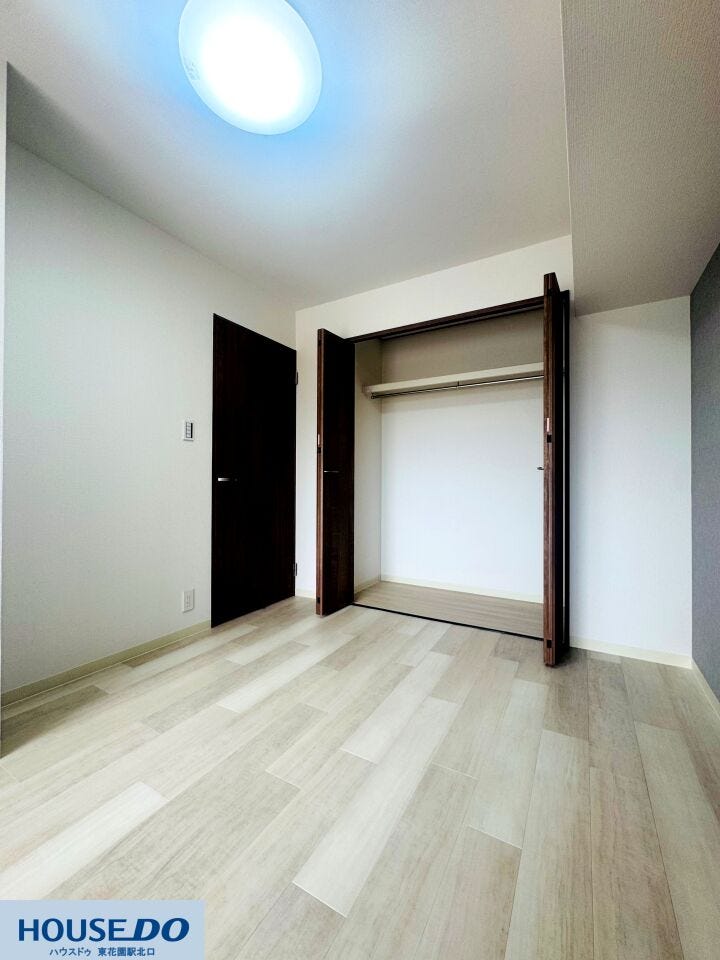 すっきりと片付けられる便利なクローゼットを備えた、使い勝手の良い洋室です!衣類や荷物をたっぷりと収納できるため、居室空間をいつも広々とすっきりと保つことができる快適な設計に仕上がっています♪