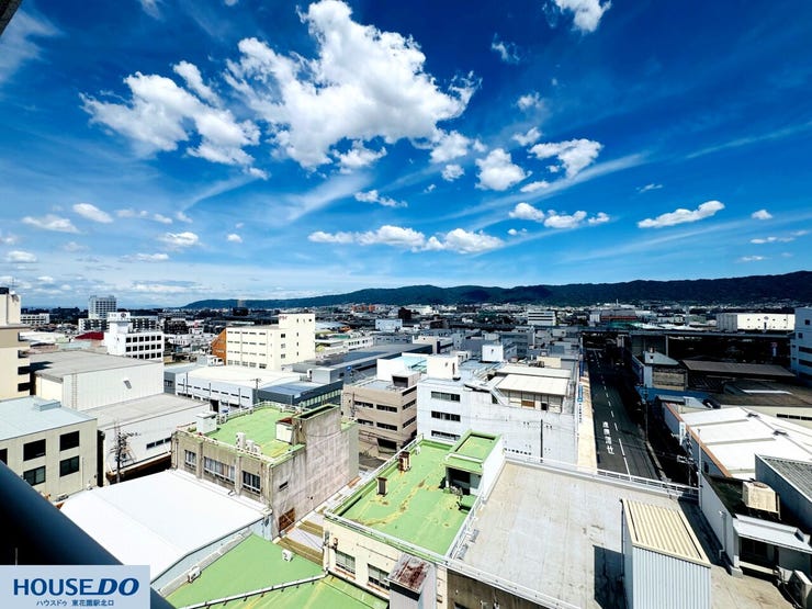 遮るものが少なく遠くまで見渡せる、開放感あふれる素晴らしい眺望です!青く広がる空と美しい街並みを一望できるため、毎日窓辺からの景色を楽しむ贅沢な時間を過ごすことができます♪