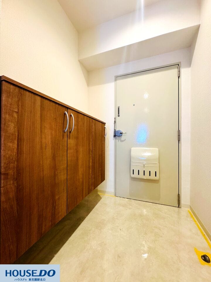 すっきりと落ち着いた色調でまとめられた、使い勝手の良い玄関まわりです!足元をすっきりと保てるフロートタイプのシューズボックスを備えており、毎日の出入りを気持ちよく迎えてくれる機能的な空間です♪