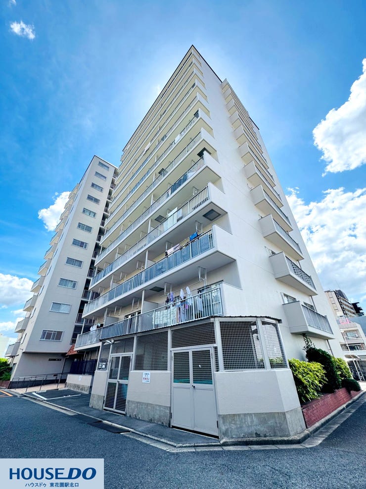 青空に向かって高くそびえ立つ、存在感あふれる大型マンションの外観です♪明るく清潔感のある外壁デザインに加え、整然と並ぶバルコニーが美しく、安心感と利便性を兼ね備えた魅力的な佇まいになっています☆