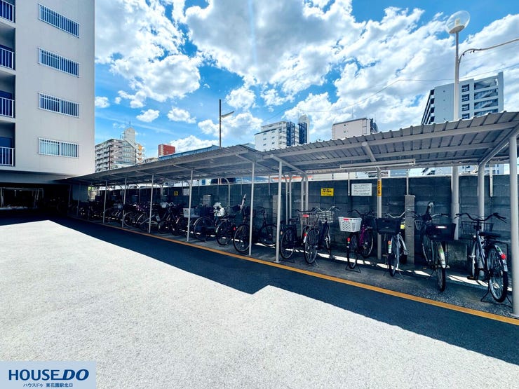 屋根付きで雨の日でも安心して利用できる、きれいに整理整頓された敷地内駐輪場です!自転車をすっきりと停めることができる広々としたスペースが確保され、毎日の通勤や通学の足場を快適に保つことができます♪