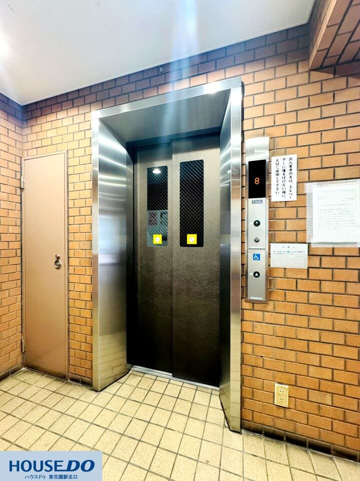 レンガ調の壁面に囲まれた、重厚感と清潔感のあるエレベーターホールです☆すっきりと整備された使い勝手の良い設計になっており、日々の移動をスムーズかつ快適にこなすことができる頼もしい共用設備です!